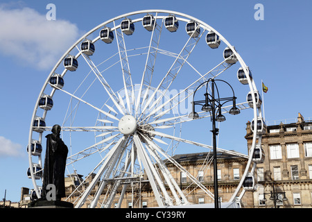 La temporanea ruota panoramica R40 su George Square, Glasgow, Scozia, Regno Unito Foto Stock