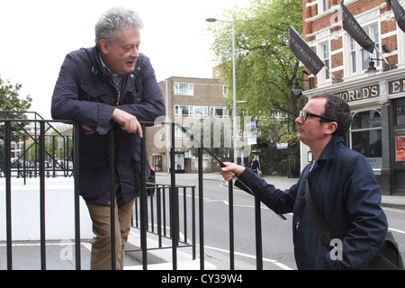 Paul Gorman, scrittore, commentatore culturale e curatore e Nigel Waymouth sulla terrazza a 488 King's Road, Foto Stock