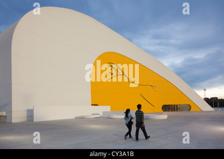 Spagna, Asturias Provincia, Aviles, Centro Niemeyer, Arts Centre progettato dall architetto brasiliano Oscar Niemeyer, tardo pomeriggio Foto Stock