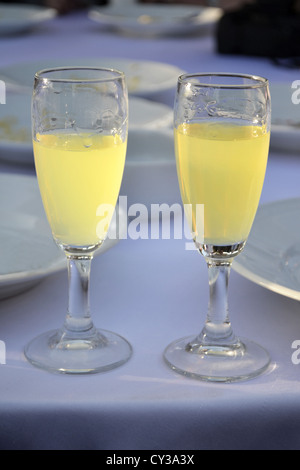 Due bicchieri di Limoncello al matrimonio, vicino ad Ancona, Italia centrale. Foto Stock