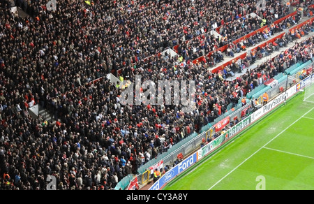 La folla a Manchester united football match allo stadio di calcio del Old Trafford. Regno Unito, Gran Bretagna. Foto Stock