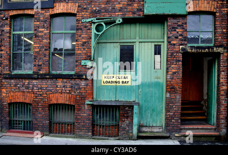 Vintage facciata di caricamento indietro baia di Albert Jones, mercanti tessili in Manchester. Regno Unito, Gran Bretagna. Foto Stock