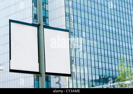 Cartelloni per esterni in background di un edificio per uffici Foto Stock
