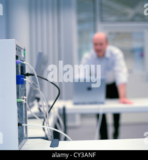 La gente di affari del centro dati del centro di controllo uomo licenza gratuita ad eccezione di annunci e cartelloni per esterni Foto Stock