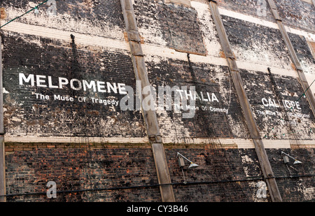 Magazzino Bargehouse parete adiacente alla Oxo Tower Wharf a Londra il South Bank di alloggiamento delle arti visive e mostre Foto Stock