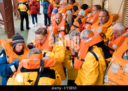 Obbligatorio life boat drill sul bordo dell'attività rompighiaccio Kapitan Khlebnikov, Sondrestrom fiordo, sulla costa occidentale della Groenlandia Foto Stock