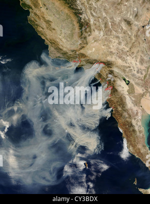 Più massiccia di incendi sono stati che infuria in tutta la California del sud durante il fine settimana di ottobre 25, 2003. Foto Stock