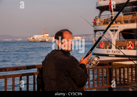 La pesca dal Ponte di Galata Istanbul in Turchia Foto Stock