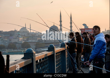 Pesca al largo il Ponte di Galata Istanbul in Turchia con Yeni Camii la moschea di nuovo in background Foto Stock