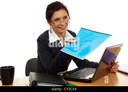 Giovane donna nel lavoro su sfondo bianco Foto Stock