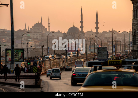 Ora di punta del traffico sul ponte Galata guardando verso il Golden Horn nella vecchia Istanbul Foto Stock