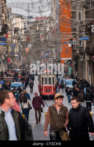 Tram d'epoca sulla strada dello shopping Istiklal Caddesi nella moderna Istanbul Foto Stock