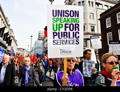 20/10/12 LONDON: una targhetta all'anti-tagli un futuro che funziona TUC marzo. Foto Stock