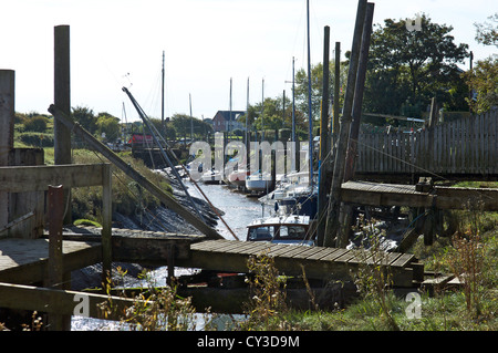 Yacht sul Creek a bassa marea Foto Stock