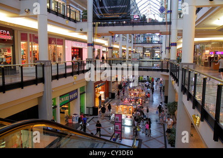 Cambridge Massachusetts, Boston CambridgeSide Galleria, centro commerciale, shopping shopper shopping negozi mercati di mercato di vendita di acquisto, negozio al dettaglio Foto Stock