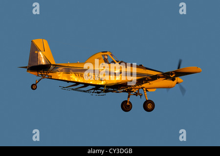 Un trattore aria crop duster spray mandorli nella valle del Sacramento della California. Foto Stock