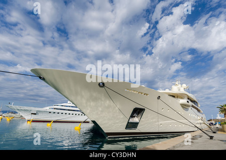 Il Dilbar e gli altri lussuosi yacht ancorati nel porto di Antibes, Cote d'Azur, in Francia. Foto Stock