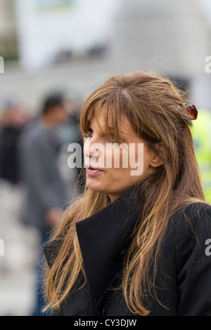 Jemina Khan, ex moglie di Imran Khan politico, parla con i giornalisti a fermare la guerra nel rally di Trafalgar Square a Londra. Foto Stock