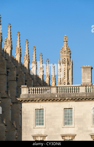 Dettaglio delle guglie di Kings College Chapel con Gibbs edificio in primo piano, Cambridge, Inghilterra Foto Stock