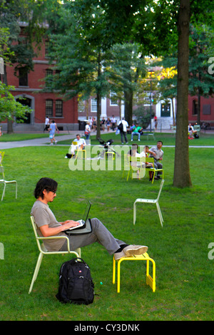 Cambridge Massachusetts,Boston Harvard University,campus,Harvard Yard,uomo uomini maschio adulti,studenti sedie,seduta,computer portatile,uso, Foto Stock