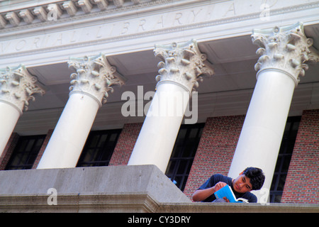 Cambridge Massachusetts,Boston Harvard University,campus,Asian man men maschio adulti,studenti seduti,Widener Library,fronte,ingresso,colum Foto Stock