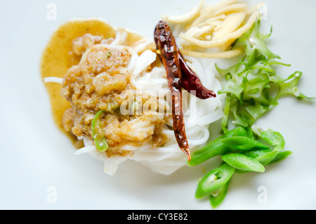 Vermicelli di riso mangiato con salsa dolce e di origine vegetale , Foto Stock