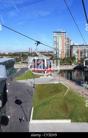 La compagnia aerea Emirates funivia lasciando Royal Docks a Newham, East London, voce sul fiume Tamigi a Greenwich. Foto Stock