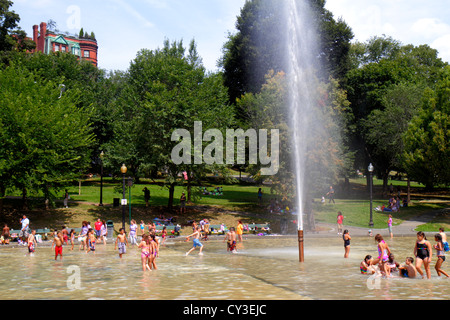 Boston Massachusetts,Boston Common,parco pubblico,Frog Pond,fontana,acqua,famiglie,attività estiva,bambini,giocare,MA120823019 Foto Stock