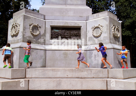 Boston Massachusetts,Boston Common,parco pubblico,Monumento ai soldati e marinai,memoriale,ragazzi ispanici,ragazzi maschi bambini bambini bambini ragazzi,ragazza Foto Stock