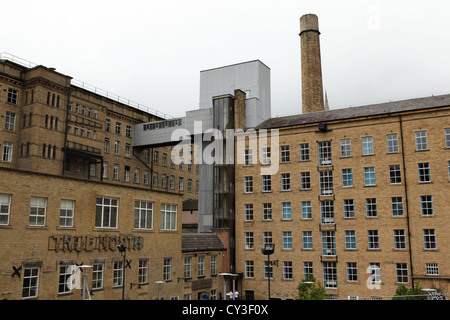 Dean Clough mulini a Halifax, West Yorkshire, Inghilterra. Foto Stock