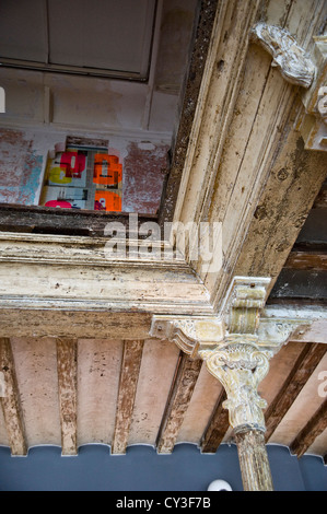 Addolorato pilastro in stucco e il soffitto in café su Plaça Reial, Barcellona, Spagna Foto Stock