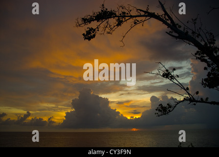 Un delizioso giamaicano tramonto visto da Rick's Cafe... Foto Stock