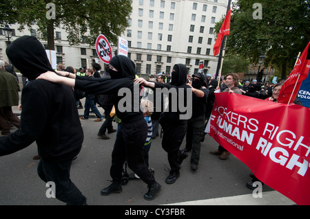 Black Bloc attivisti cerca di confondere la polizia come tessono il loro modo attraverso il TUC marzo su xx ottobre 2012 Foto Stock