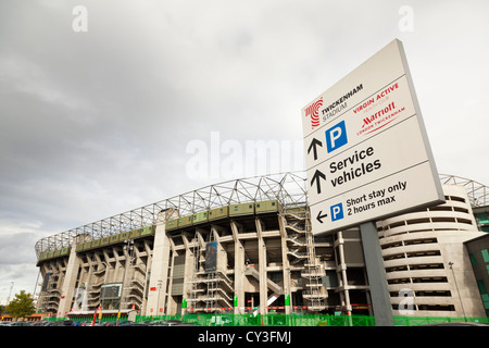 Stadio di Twickenham con informazioni sul parcheggio di segno. Foto Stock