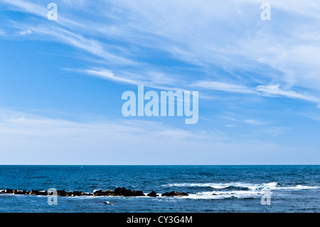 Paesaggio di nuvole nel cielo allontanando in una brezza leggera Foto Stock