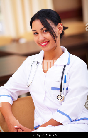 Medico medico latina donna sorridente in ambienti interni Foto Stock