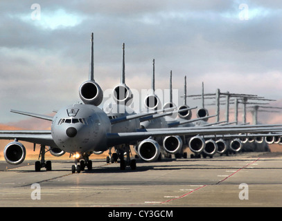 Travis Air Force Base aviatori condurre un lancio di massa di 12 C-17 aeromobile Giugno 29, 2012 in California per mettere in pratica la capacità di combattimento in condizioni di sicurezza e rapidamente il lancio di un gran numero di aerei in una questione di minuti. Il lancio di sei KC-10un extender, tre C-17 Globemaster IIIs e tre C-5 galassie da questo California fornito di base indispensabili per la loro formazione attraverso lo spettro delle funzionalità di mobilità tra cui le operazioni di volo, di assistenza per le operazioni di manutenzione degli aeromobili, carburanti e il controllo del traffico aereo. Foto Stock