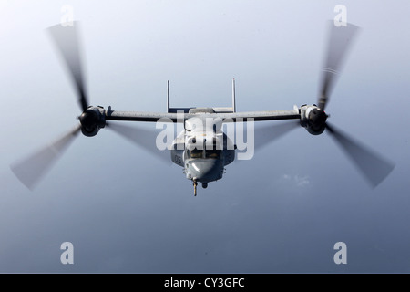 Un US Marine Corps MV-22B Osprey rotore inclinazione sollevatore verticale velivolo vola sopra il Golfo di Aden Settembre 23, 2012. Foto Stock