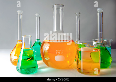 Laboratorio di vetro palloni riempiti con liquidi colorati. Foto Stock