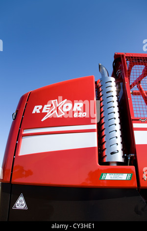 Grimme Rexor 620 Barbabietola da zucchero mietiforaggi Serie contro un cielo blu chiaro,UK. Foto Stock