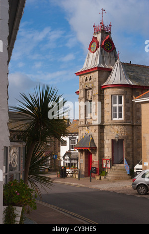 Una torre orologio nel villaggio di pescatori di Marazion, vicino a Penzance, southwest Cornwall, Regno Unito Foto Stock