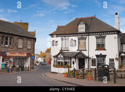 Pub e negozi nel villaggio di pescatori di Marazion, vicino a Penzance, Cornwall, southwest Regno Unito Foto Stock