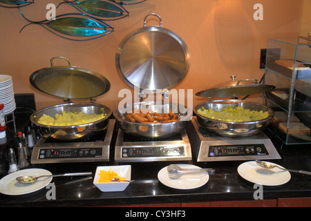 Boston Massachusetts, Boston Marriott Peabody, hotel, Concierge Lounge, colazione a buffet, self-service, piatto da sfatare, cibo, uova strapazzate, uova, salsiccia, MA1 Foto Stock