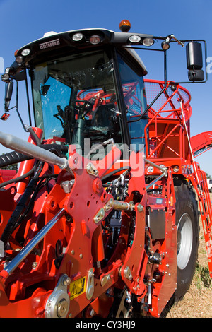Grimme Rexor 620 Barbabietola da zucchero mietiforaggi Serie contro un cielo blu chiaro,UK. Foto Stock