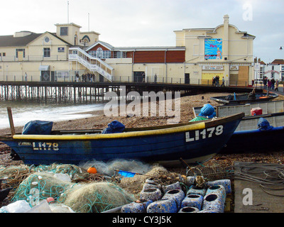 Barche da pesca a Bognor Regis lungomare durante l'inverno. I pescatori sono ancora il permesso di usare la spiaggia. Il famoso molo è dietro. Foto Stock