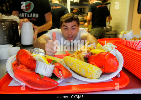 Portland Maine, New England, storico quartiere Old Port, Chandlers Wharf, Portland Lobster Company, cucina, personale, uomo uomini maschio adulti, prefa Foto Stock