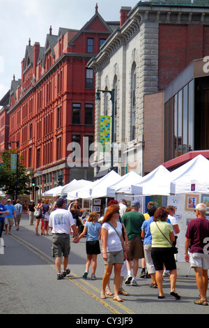 Portland Maine, Congress Street, WCSH 6 Street, Sidewalk Art Festival, artisti, venditori venditori bancarelle bancarelle mercato stand, shopping shopper shopping Foto Stock