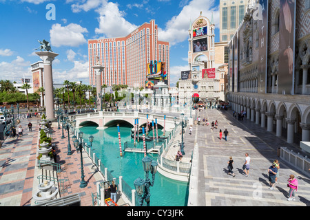 Vista sul Treasure Island hotel da Venetian casino Las Vegas, Nevada Foto Stock