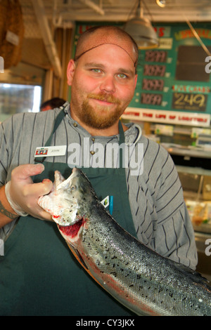 Portland Maine, storico quartiere Old Port, Custom House Wharf, Harbour Fish Market, monger, uomo uomini maschio adulti, lavoratori dipendenti lavoratori dipendenti personale di lavoro Foto Stock