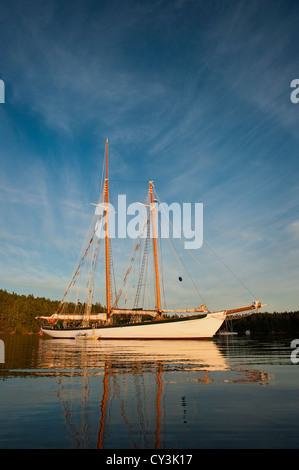 La storica tall ship "Zodiaco" ancore in un piccolo porto off Shaw isola in San Juan Islands dello Stato di Washington, USA. Foto Stock